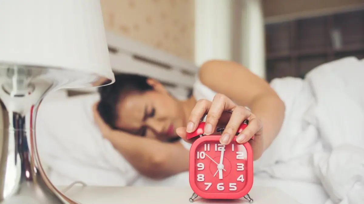 ILUSTRASI menunda tombol snooze (sumber foto: magnific)