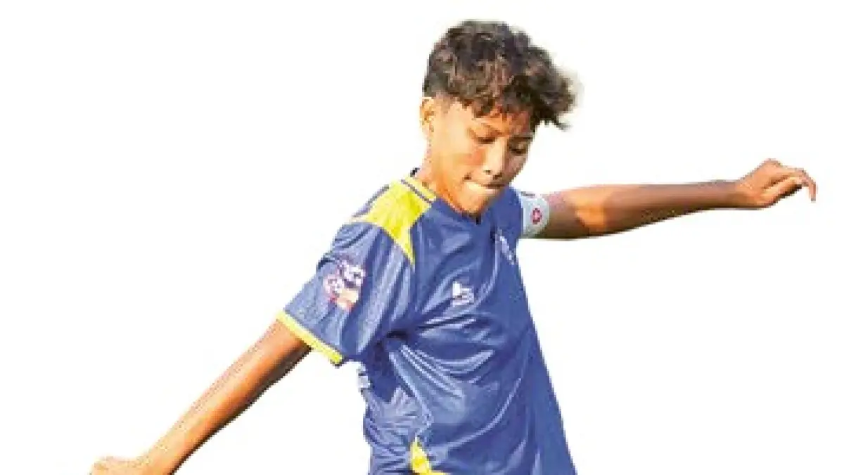 KERJA KERAS: Pemain belakang Arema FC Women Oedaija O’shea Sharinah melepaskan tembakan dalam laga Hydroplus Soccer League All-Stars 2025/2026 di Supersoccer Arena, Kudus.