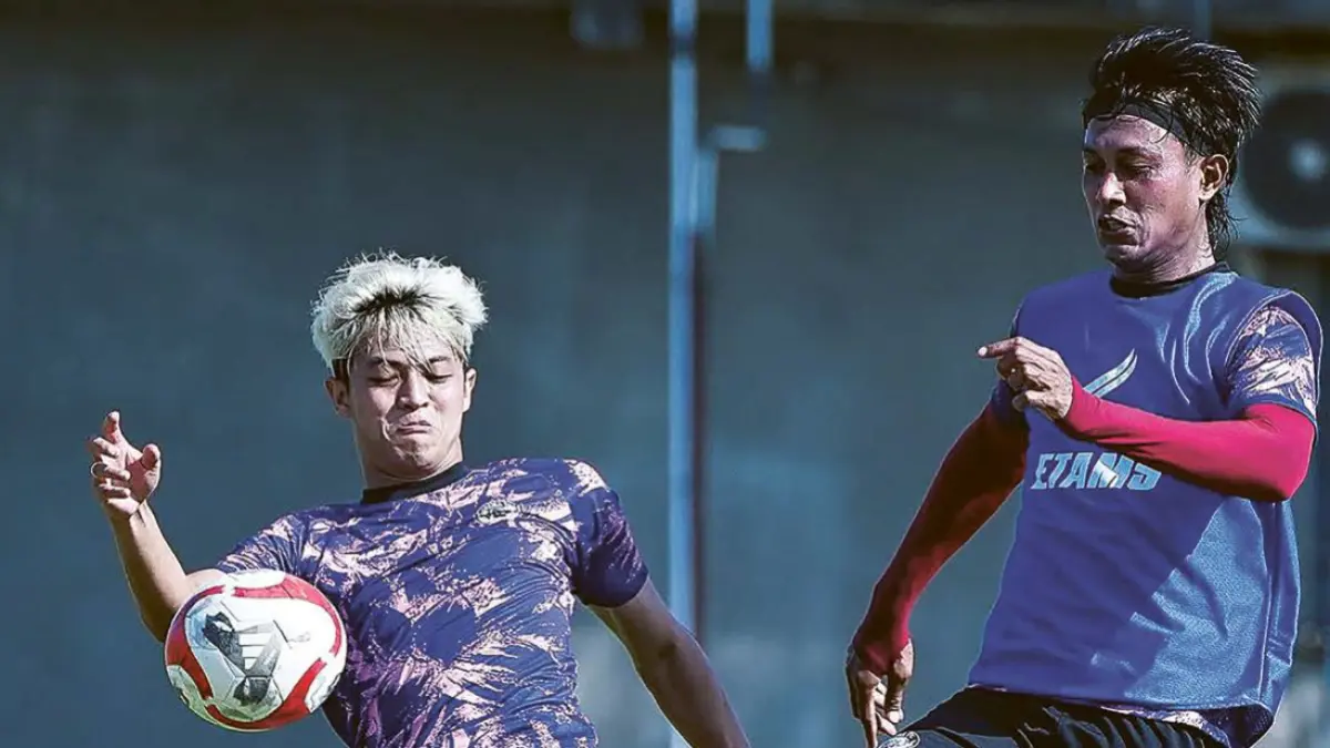 MENIKMATI SESI LATIHAN: Alfeandra Dewangga berusaha menghadang Johan Ahmat Farizi dalam sesi latihan di Dreams Football Pitch, Pakis, beberapa waktu lalu.