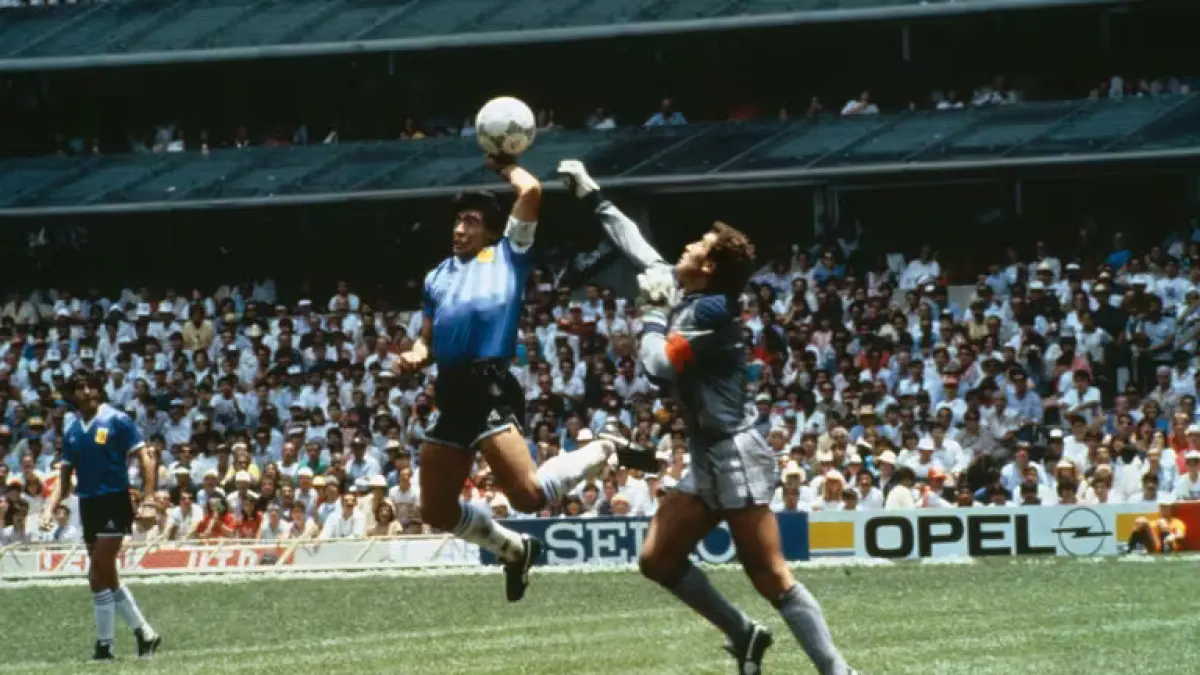 MENINJU BOLA: Gol "Tangan Tuhan" Diego Maradona saat Melawan Inggris di Piala Dunia 1986 (Sumber: FIFA).