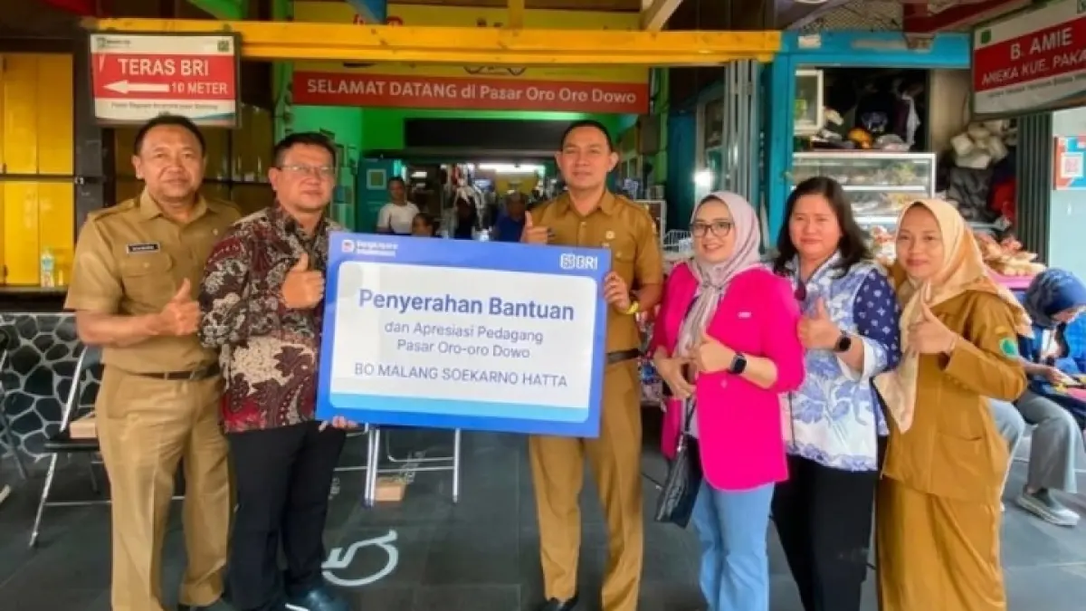 PEDULI: Faried Suaidi selaku Kabid UMKM Kota Malang (dua dari kiri) saat Penyerahan Bantuan dan Apresiasi Pedagang Pasar Oro-Oro Dowo.