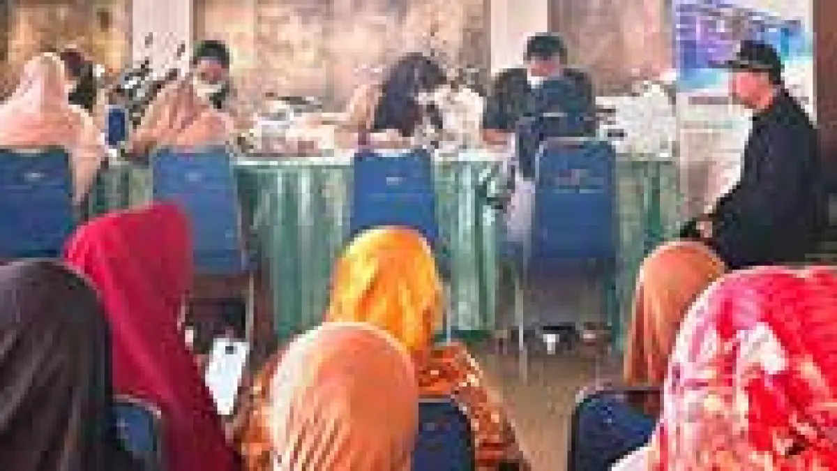 PEDULI KESEHATAN: Sejumlah warga memanfaatkan layanan pemeriksaan kesehatan gratis yang digelar Mahija Parahita Nusantara bekerja sama dengan RS Prasetya Husada di KSM desa Ngijo, Kabupaten Malang, Kamis (9/7).