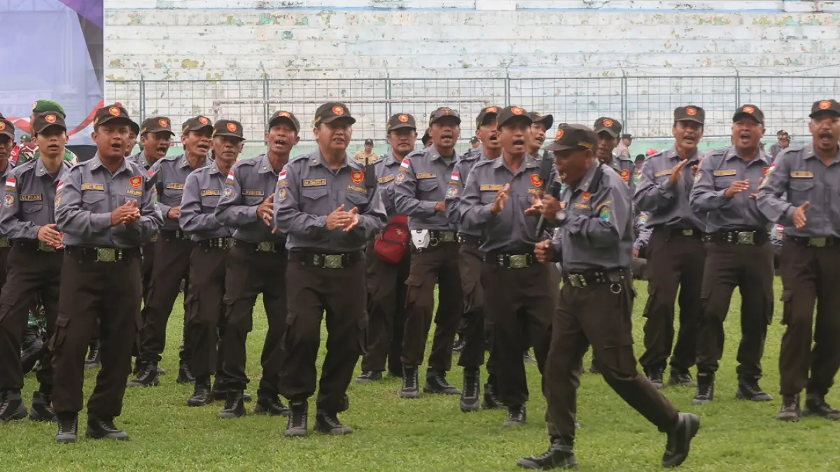Personel Linmas se-Kota Malang melakukan yel-yel di Stadion Gajayana beberapa waktu lalu. (Darmono/Radar Malang)