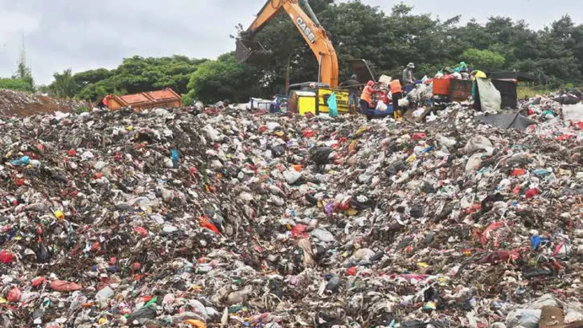 RAWAN TERBAKAR: Sampah plastik menumpuk di TPA Supit Urang kemarin. DLH menyiapkan limbah susu untuk mencegah kebakaran di sana.