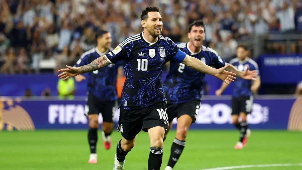 SELEBRASI: Timnas Argentina Mengenakan Seragam Tandang saat Meraih Kemenangan atas Aljazair di Fase Grup Piala Dunia 2026 (Sumber: AFP).