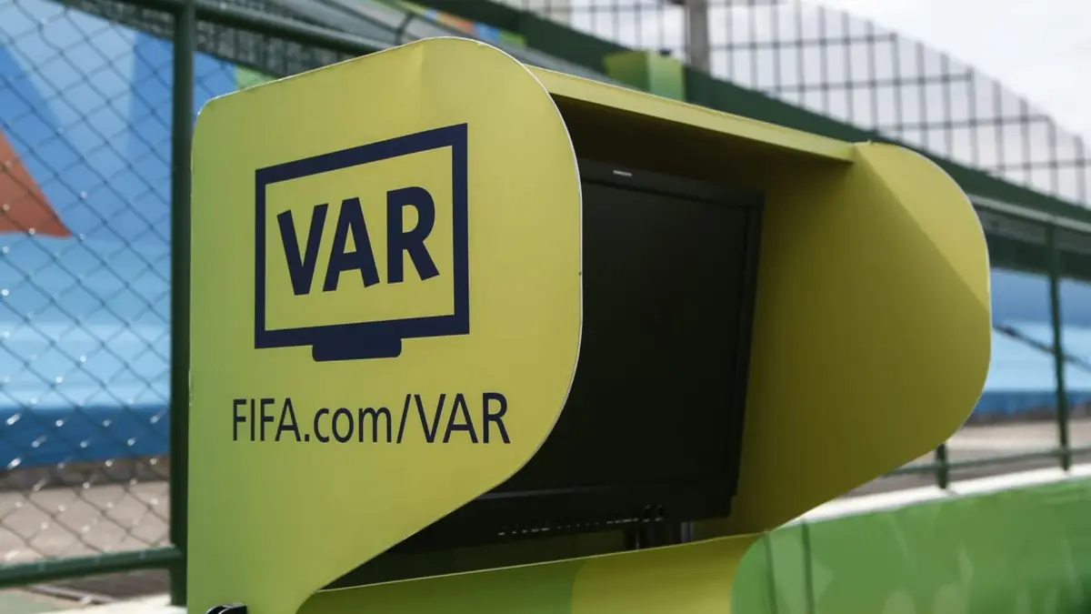 VAR menjadi salah satu sorotan terbesar di Piala Dunia 2026 (X @zemacplayer)