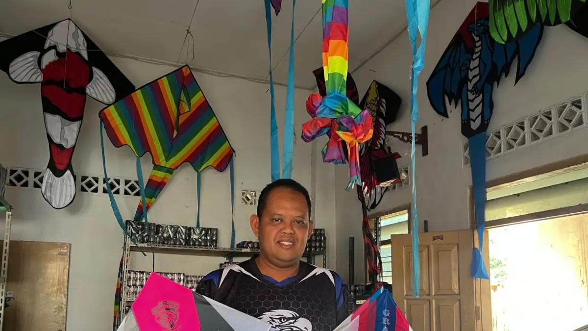 Lucky Maulana menunjukkan hasil produksi layangan Sukhoi yang biasa digunakan untuk kejuaran di Prancis beberapa waktu lalu. (Lucky Maulana for Radar Malang)