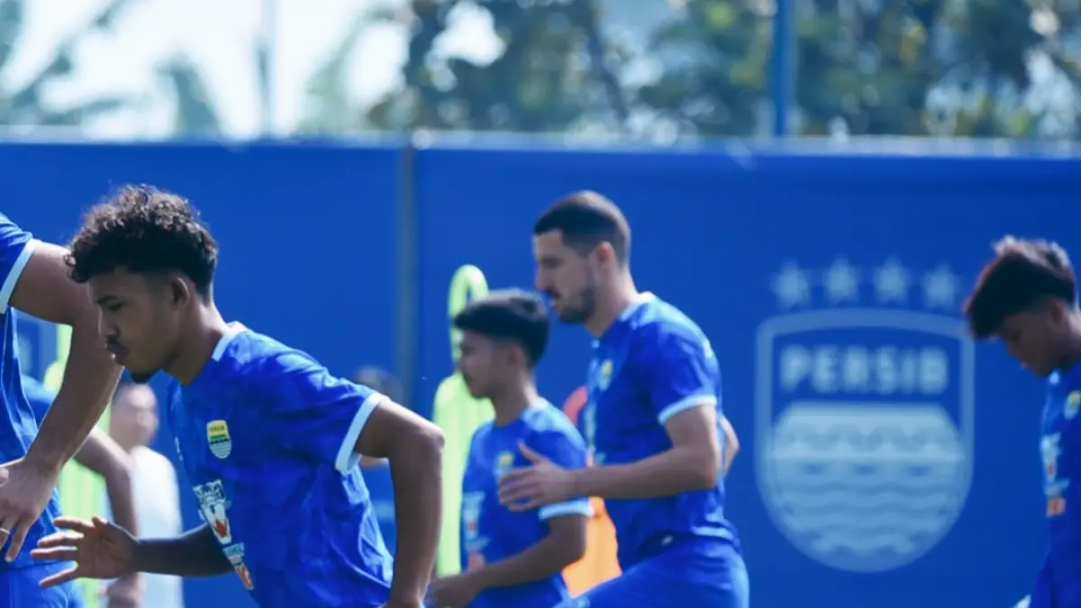 Pemain Persib Bandung Panaskan Mesin Jelang Duel Dengan Arema FC. (Sumber: Instagram/@persib)