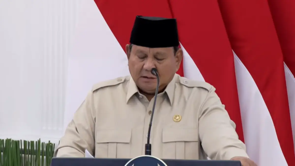 Presiden Prabowo Subianto meresmikan groundbreaking Proyek Strategis Nasional (PSN) LNG Abadi Masela di Kabupaten Kepulauan Tanimbar, Maluku, secara virtual dari Istana Merdeka, Jakarta, Kamis (16/7/2026). (Sumber: Tangkapan layar Youtube Sekretariat Presiden) 