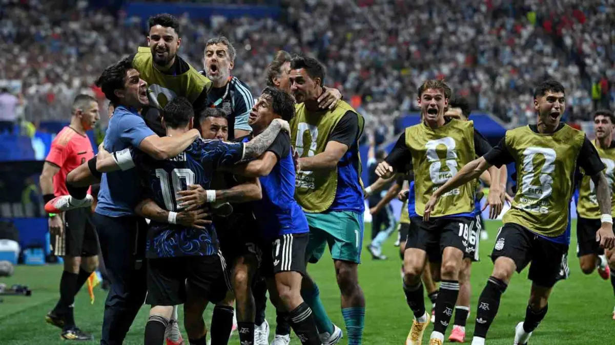 Argentina melakukan comeback dramatis untuk mengalahkan Inggris 2-1 di semifinal Piala Dunia 2026 (X/HQpcrt)