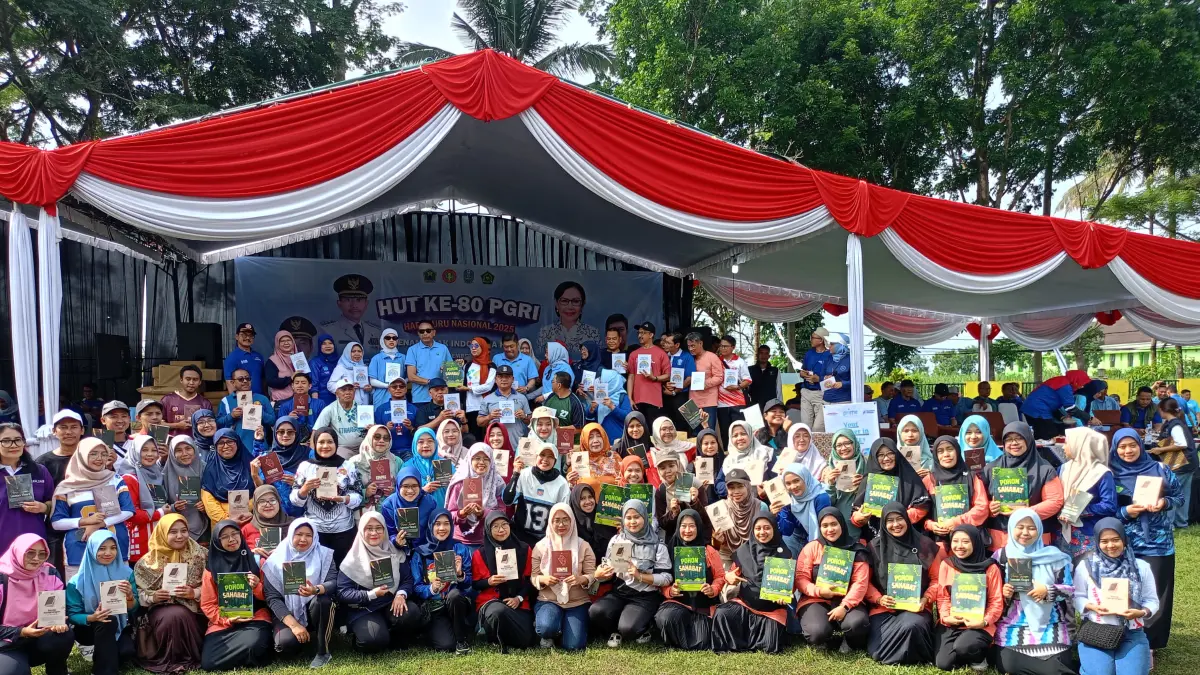 BANGGA: Momen prestisius ketika para guru Kecamatan Lowokwaru melaunching buku bersama Wali Kota Malang.