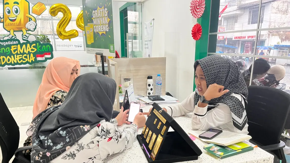 BANYAK NASABAH RAGU: Dua orang warga Malang sedang melakukan transaksi gadai emas di Pegadaian Cabang Malang, kemarin.