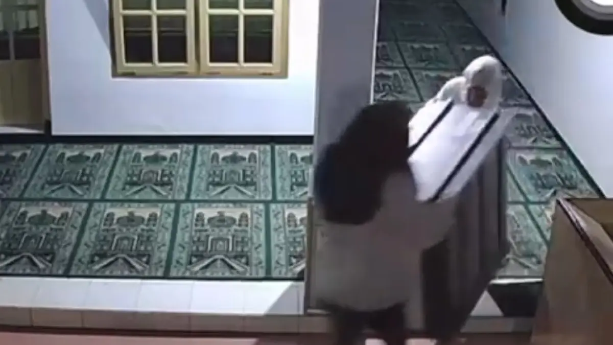 Cuplikan dua pencuri kotak amal di Masjid Asy