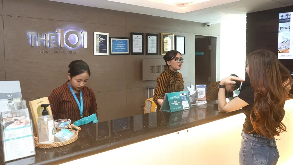 DIPASANGI E-TAX: Salah satu customer melakukan reservasi di The 101 Malang OJ, kemarin (16/7). (Darmono/Radar Malang)