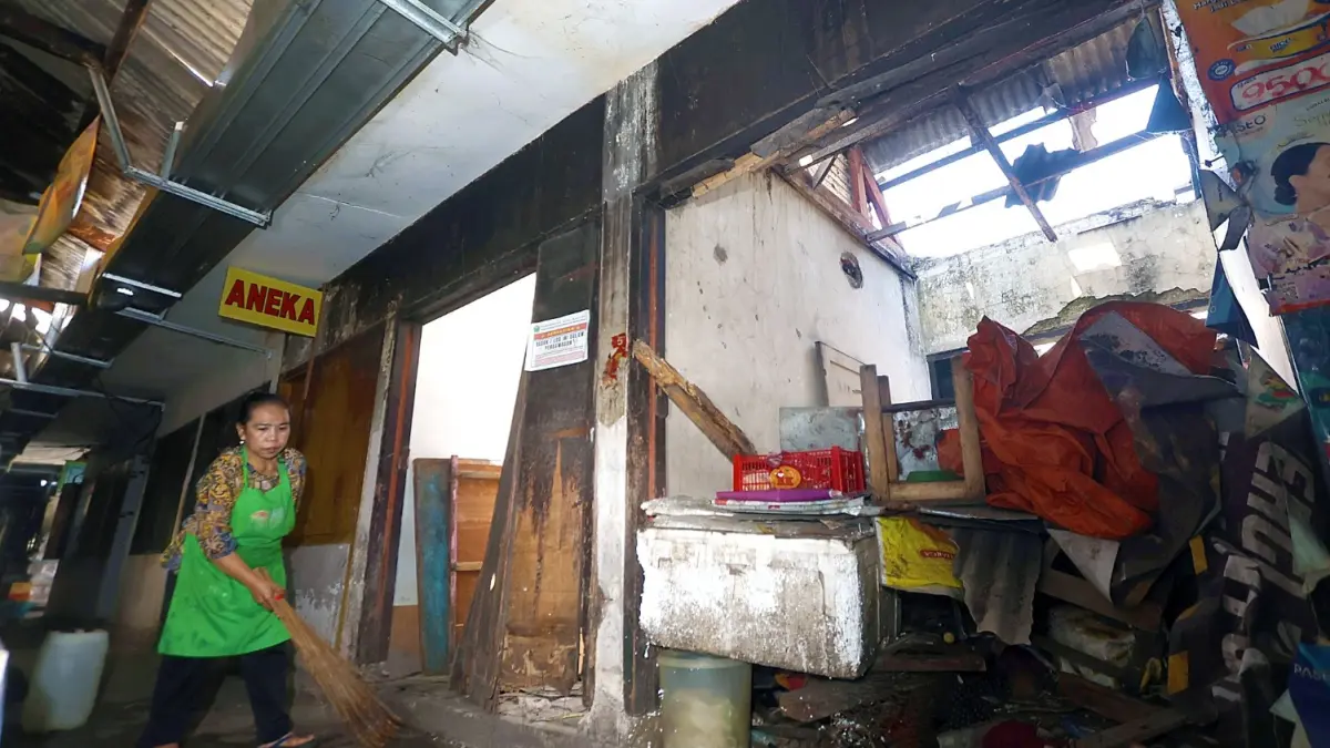 DOKUMEN BELUM LENGKAP: Atap di salah satu lapak di Pasar Tawangmangu kondisinya cukup memprihatinkan. Pemkot Malang berencana mengajukan bantuan revitalisasi ke pemerintah pusat. (Darmono/Radar Malang)