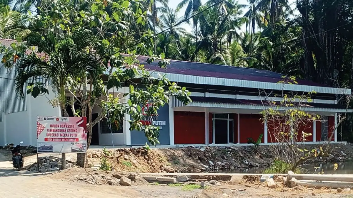 Gera koperasi desa merah putih di tepi telaga 
