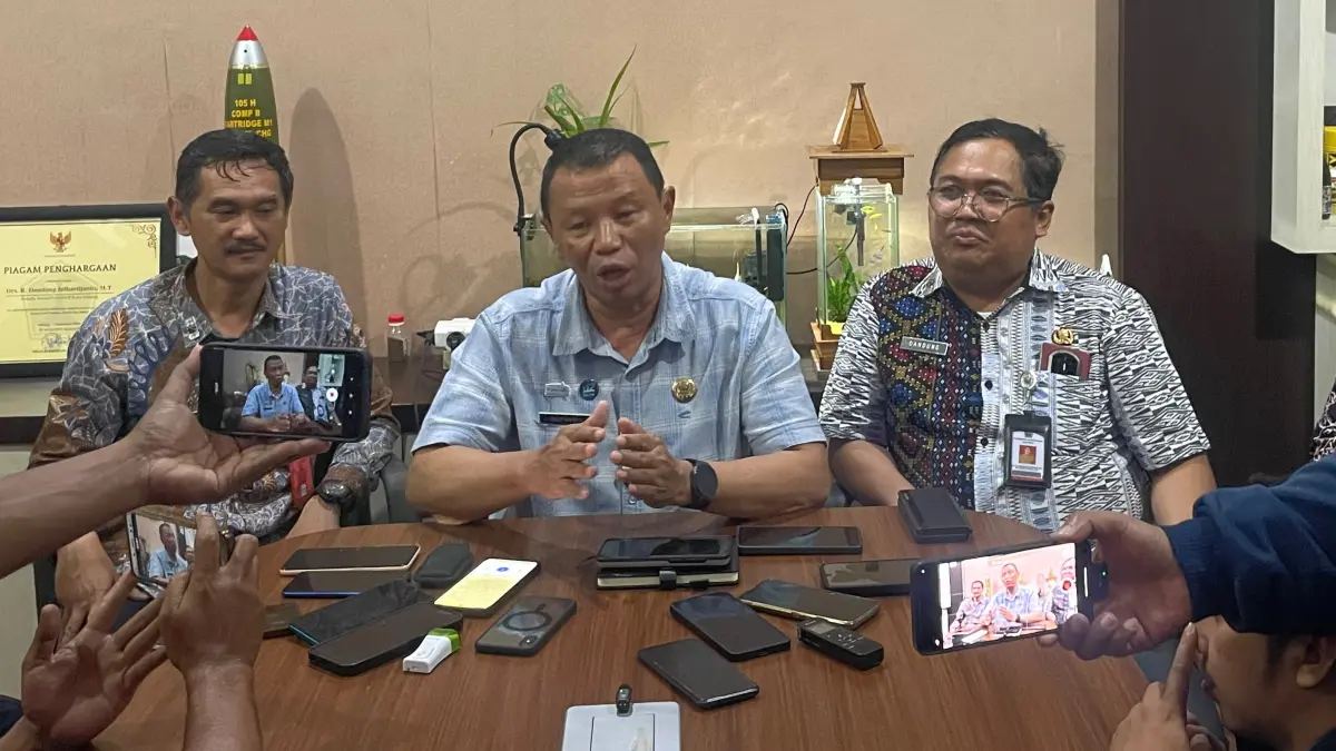 Kabag Hukum Setda Kota Malang Suparno (tengah) menjelaskan perkembangan rencana Jalan Tembus Griyashanta. (Andika Satria Perdana/Radar Malang)