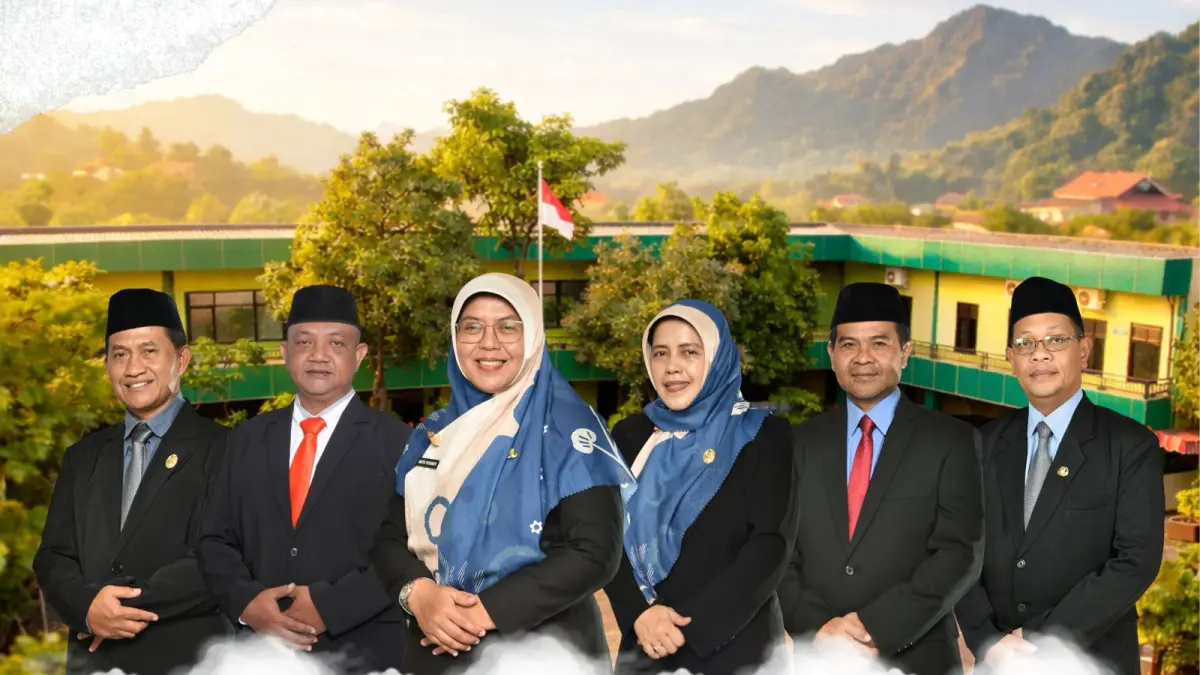 Kepala MTsN 2 Kota Malang bersama para guru