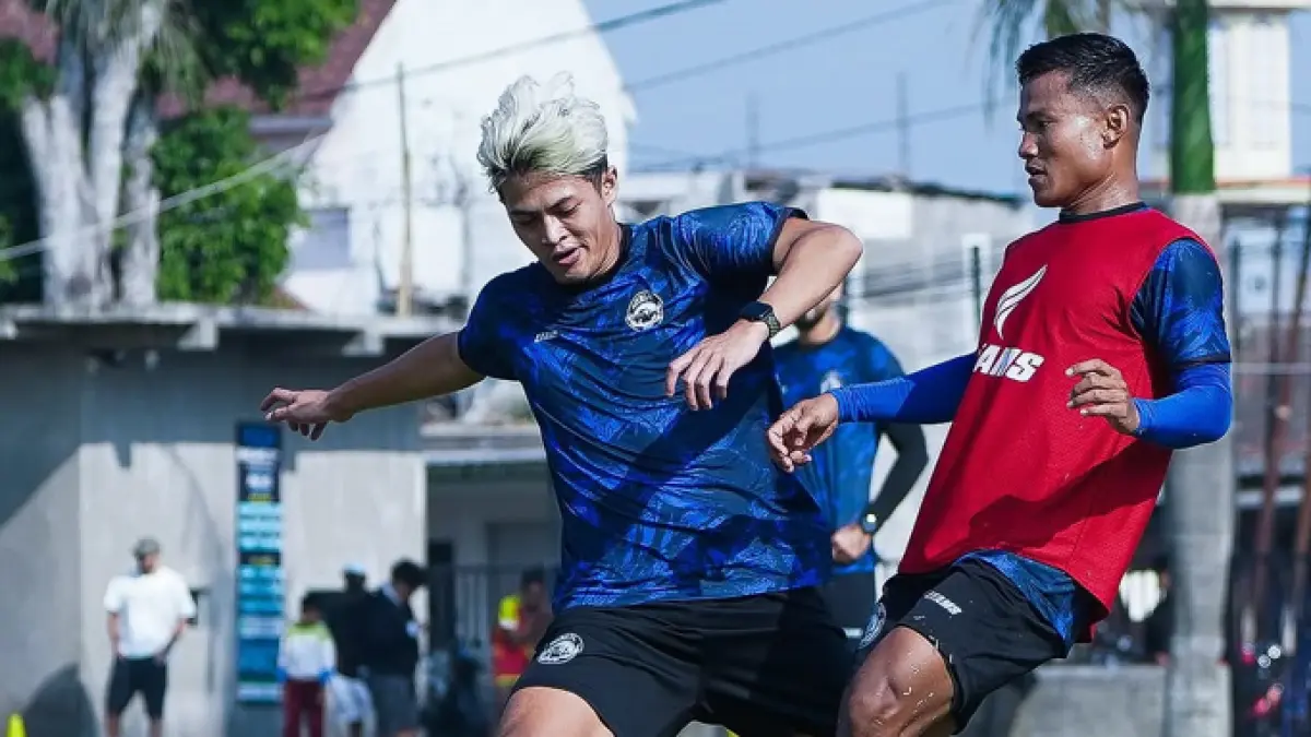 KERJA KERAS: Alfeandra Dewangga (kiri) berusaha menghadang Bayu Setiawan dalam sesi latihan di Dreams Football Pitch, Pakis.