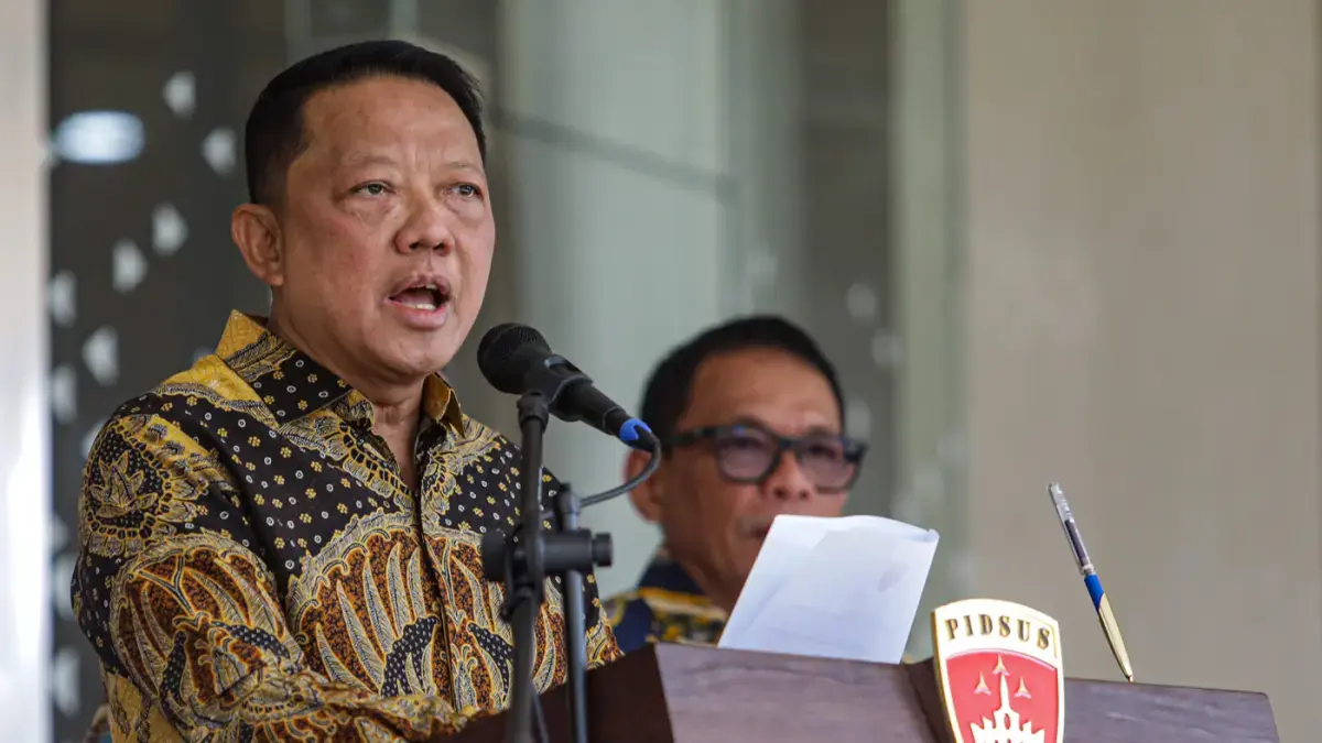 KONFERENSI PERS: Febrie Adriansyah saat Masih Menjabat Jampidsus Membantah Keterlibatannya dalam Tiga kasus yang Disidik Polisi (Sumber: Jawa Pos).