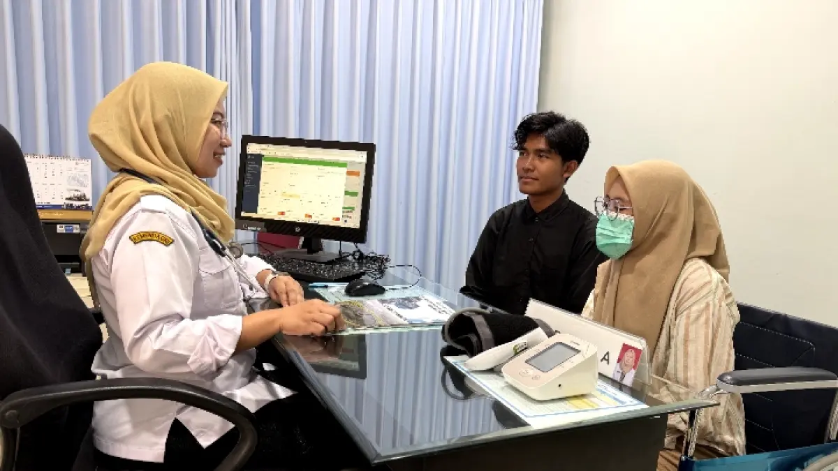 LAYANAN UNGGUL: Petugas UPT Labkesda Kota Malang melayani pasien yang hendak uji laboratorium kemarin siang. (UPT Labkesda Kota Malang)

&nbsp;