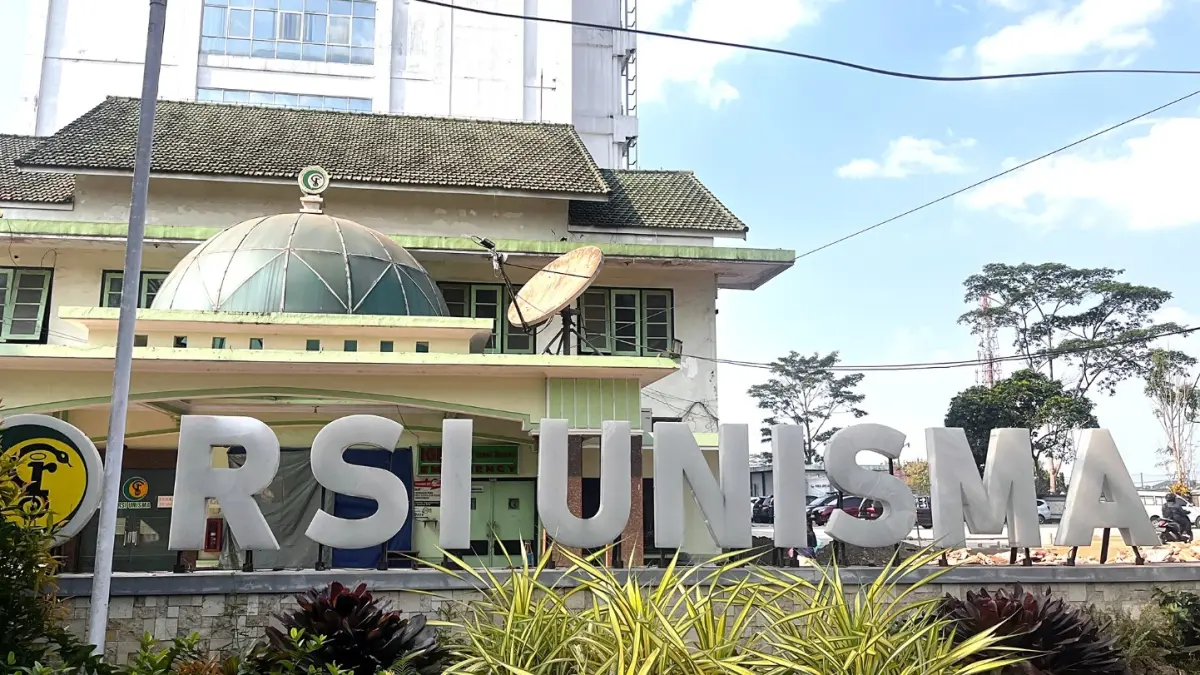 MASALAH BELUM TUNTAS: Kegiatan operasional masih terlihat di RSI Unisma, kemarin (16/7). (Nahdiatul Affandiah/Radar Malang)