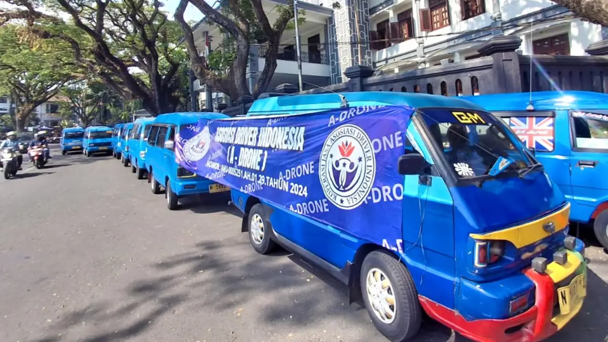 SAMPAIKAN SIKAP: Deretan angkot terparkir di depan gedung DPRD Kota Malang saat hearing dilakukan sopir dengan anggota dewan, kemarin. (Nabila Amelia/Radar Malang)