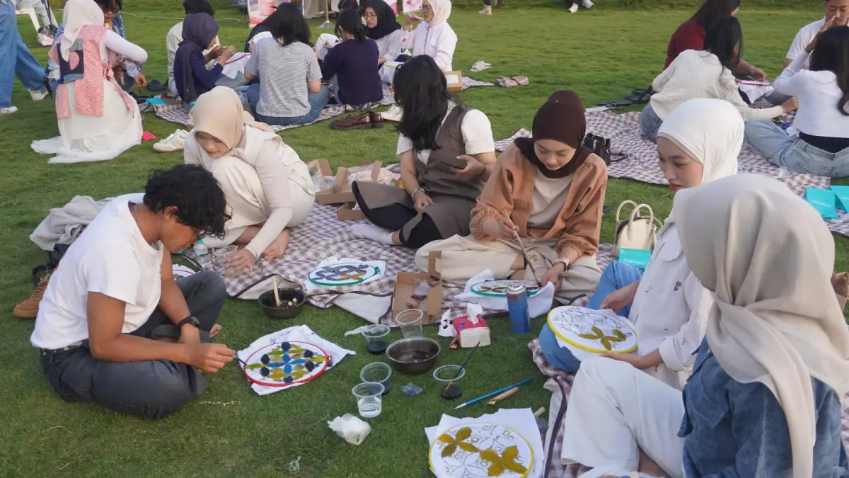 SYAHDU: Sejumlah mahasiswa belajar membatik di event Nggelar Batik.