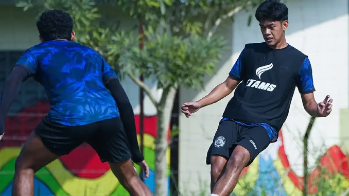 TERMOTIVASI: Pemain jebolan Akademi Arema FC Azmiy Aziz melepaskan umpan dalam sesi internal game di Dreams Football Pitch, Pakis.