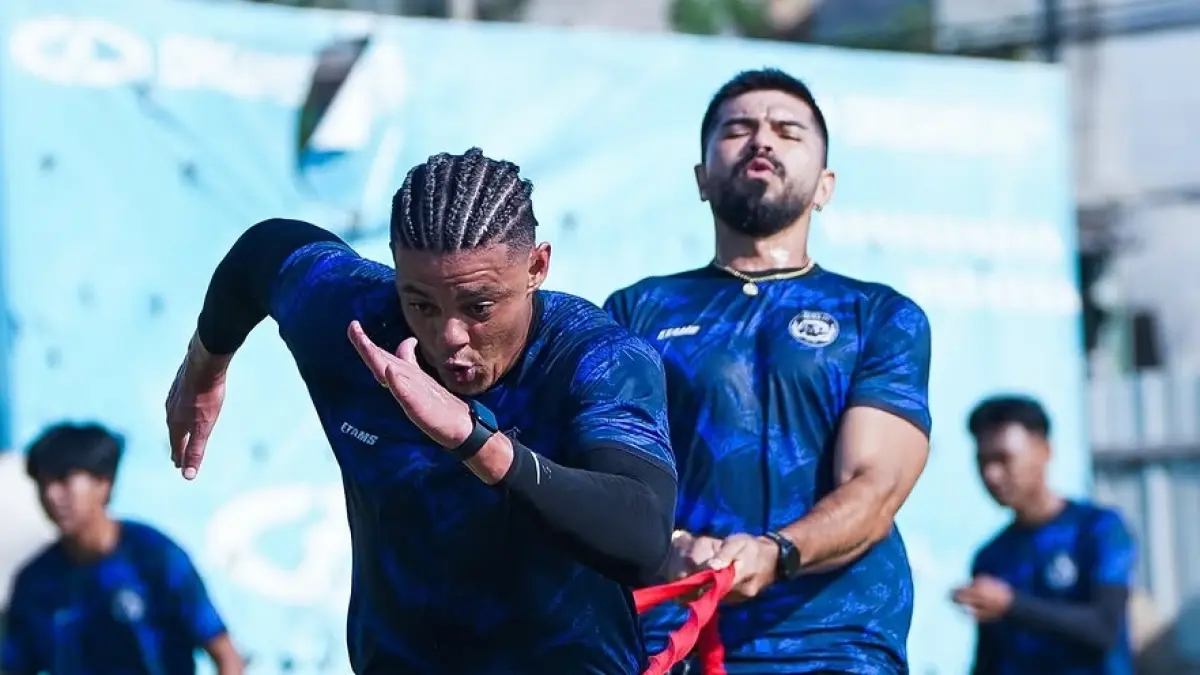 Walisson Maia (depan) menjalani latihan bersama Arema FC. (MO Arema FC)