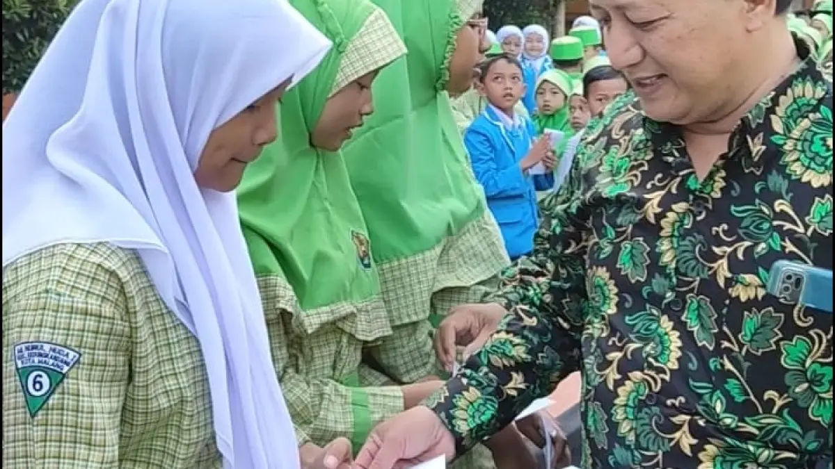 BERBAGI: Kegiatan Santunan Anak Yatim Piatu yang diselenggarakan MI Nurul Huda 1 Malang(15/7).