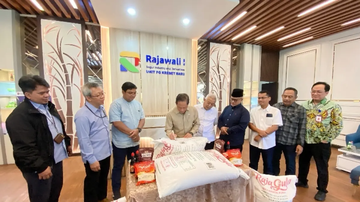 KOMITMEN: Wamenko Bidang Pangan RI Hanif Faisol Nurofiq ketika di PT PG Rajawali I Unit PG Krebet Baru.