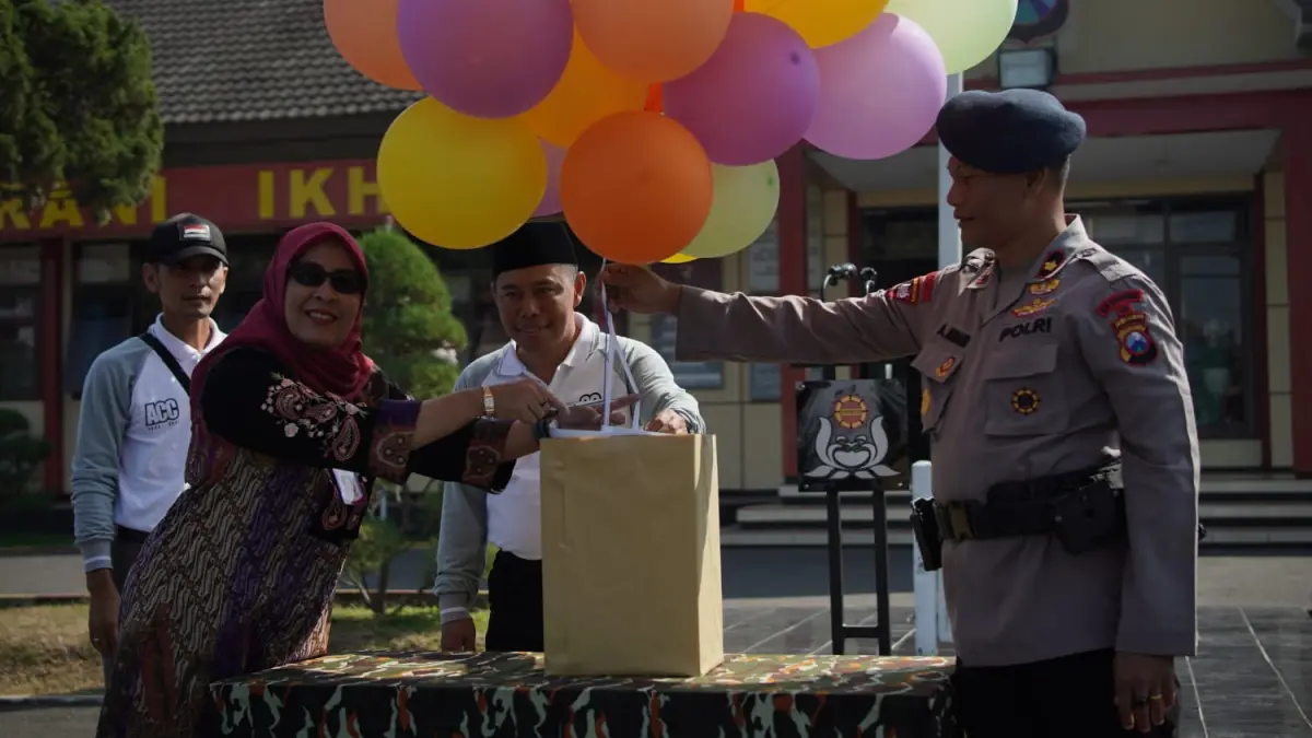 TERBAIK : Pemotongan balon ke udara secara simbolis oleh Kepala Cabang Dinas Pendidikan Kabupaten Malang Dwi Anggraeni SPd MPd (kiri) didampingi Kepala SMK NU Sunan Ampel Poncokusumo Imron Sya’roni SPd MPd (tengah) dan Wadanyon B Pelopor Kompol Ahmad Munir SH MH, Kamis (16/7).