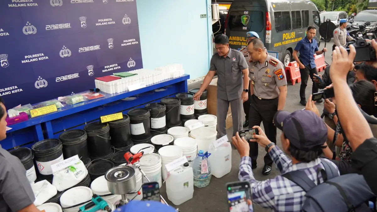 Polisi menunjukkan barang bukti bahan baku kosmetik ilegal. (Humas Polresta Malang Kota)
