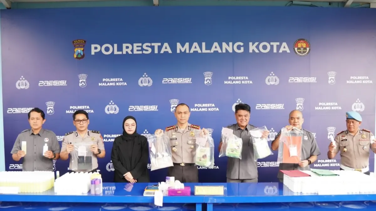 Polisi menunjukkan barang bukti narkoba yang disita. (Humas Polresta Malang Kota)