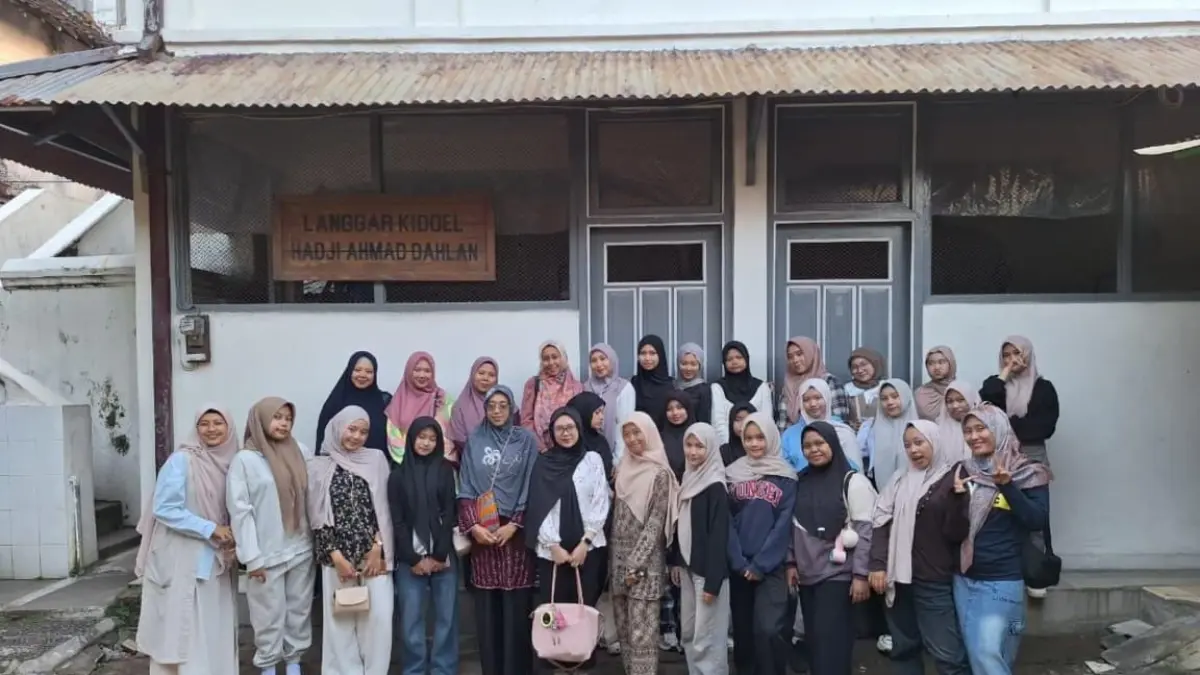 MENYUSURI JEJAK PERJUANGAN: Rombongan SMP Muhammadiyah 1 Kota Malang mengunjungi Kampung Kauman, Yogyakarta, sebagai bagian dari rihlah edukatif untuk mengenalkan sejarah perjuangan KH Ahmad Dahlan dan Nyai Ahmad Dahlan kepada siswa melalui pembelajaran kontekstual di situs-situs bersejarah Muhammadiyah.
