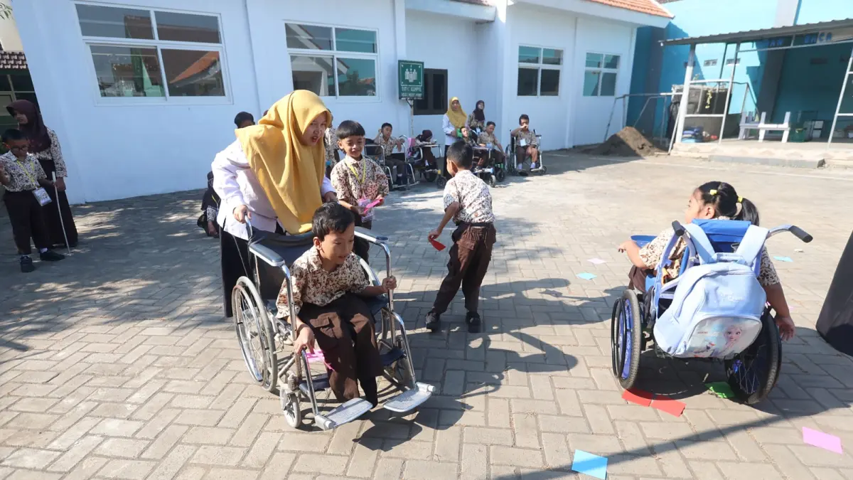 ANAK-ANAK HEBAT: Pelajar SLB ABD Negeri Kedungkandang mengikuti kegiatan MPLS di halaman sekolah, kemarin. (Darmono/Radar Malang)