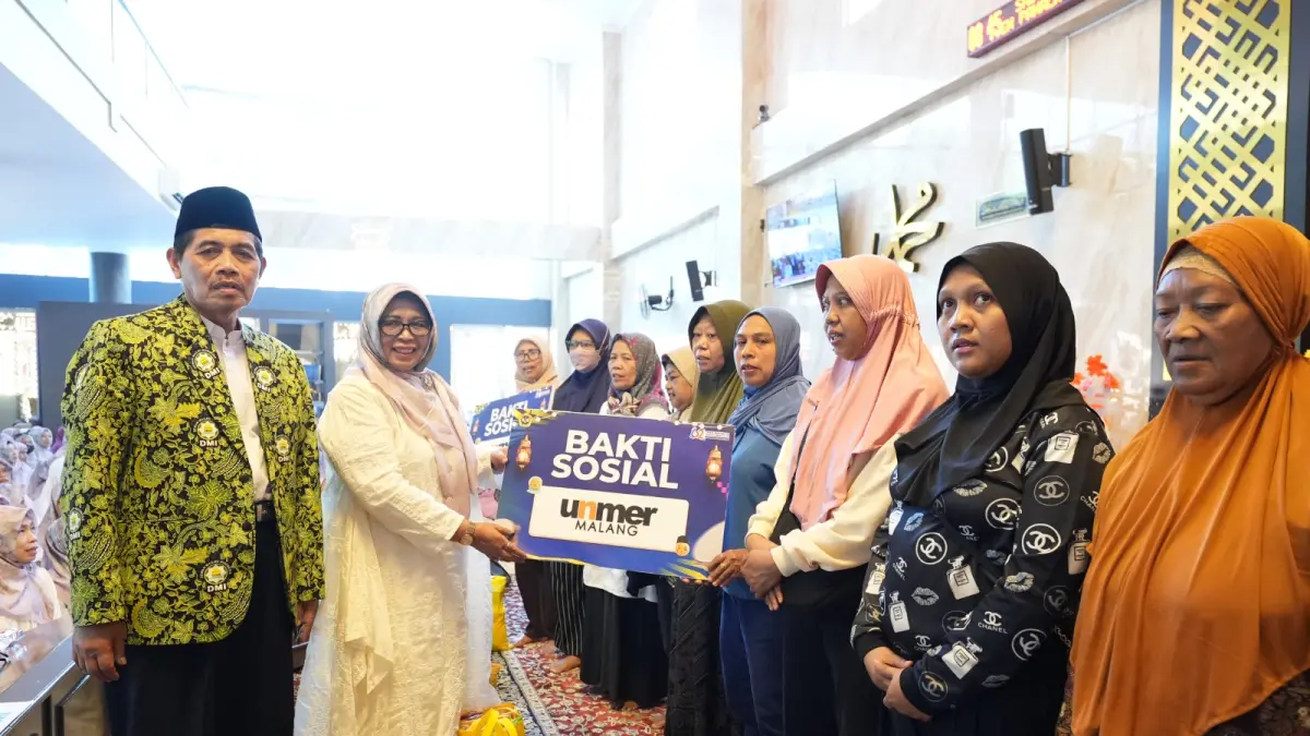 BERBAGI: Penyerahan simbolis paket bantuan bagi warga sekitar kampus.&nbsp;