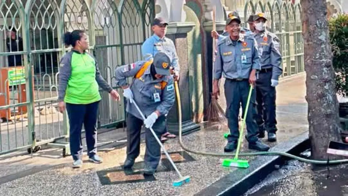 DAPAT PERHATIAN:&nbsp;Petugas Linmas ikut membersihkan halaman depan Masjid Agung Jami Kota Malang dalam pembukaan Gerakan Indonesia Asri pada10 Juli lalu.