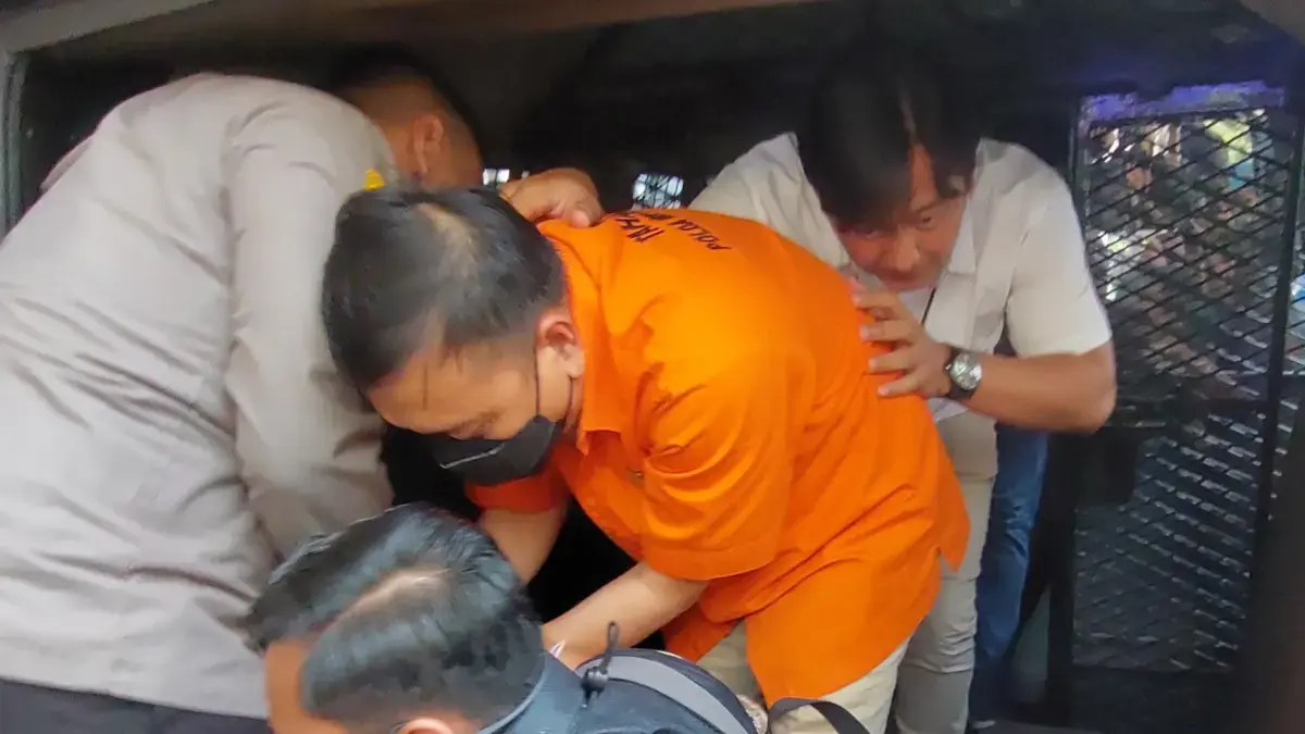 DIGIRING KE GEDUNG BUNDAR KEJAGUNG: Don Ritto dan Barang Bukti Kasus Korupsi dan Pencucian Uang Dilimpahkan Polri ke Kejaksaan Agung (Ryandi Zahdomo/JawaPos.com).
