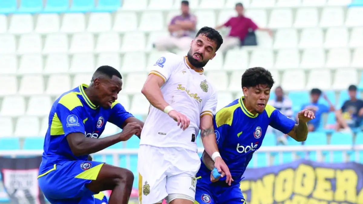 DUEL UDARA: Matheus Blade dan Betinho Filho berusaha merebut bola dari pemain Bhayangkara Presisi Lampung FC dalam laga BRI Super League di Stadion Kanjuruhan.

