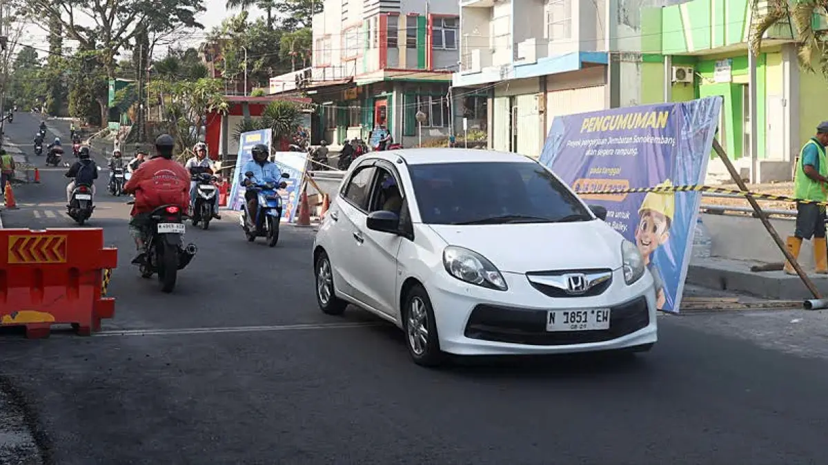 HARUS BERGANTIAN: Kendaraan roda empat belum bisa berpapasan dengan kendaraan roda empat lainnya saat melintas di Jembatan Sonokembang