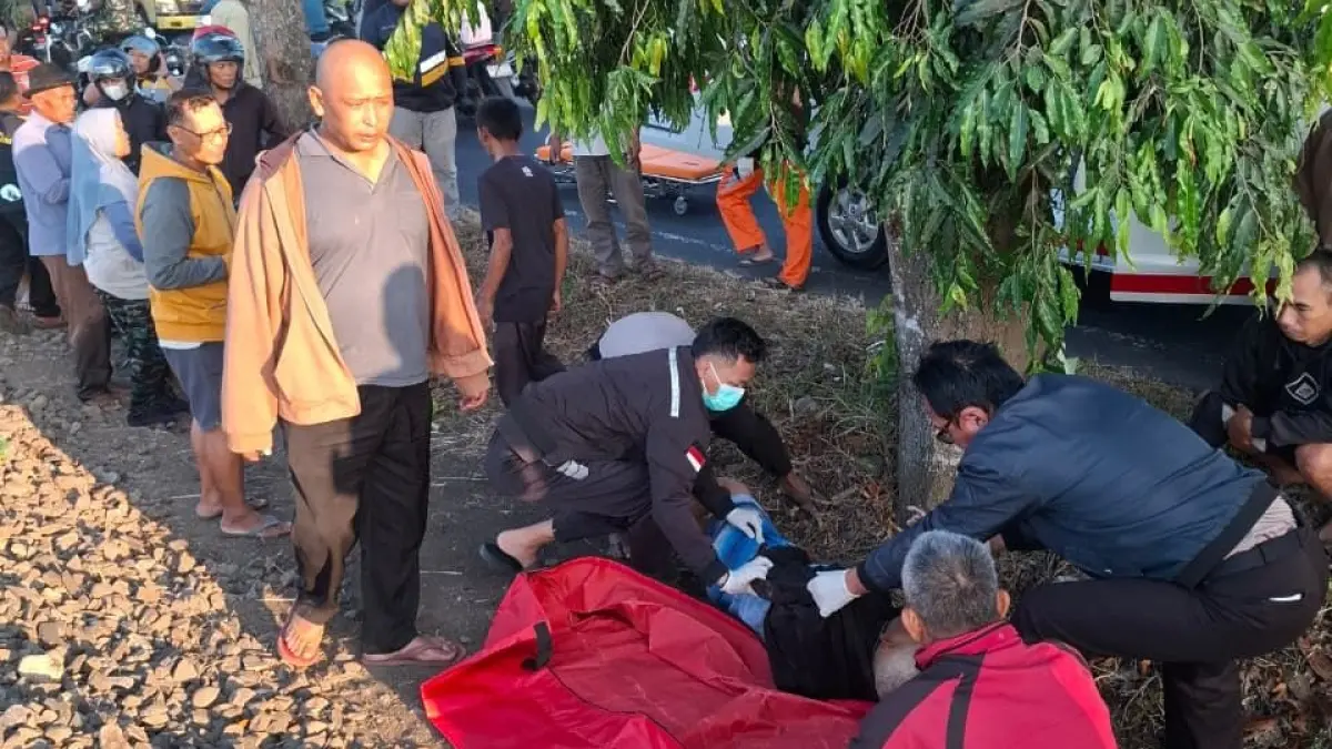 LANGSUNG VISUM: Jenazah korban dievakuasi tim untuk dibawa ke RSUD Kanjuruhan, Kepanjen kemarin (17/7).

