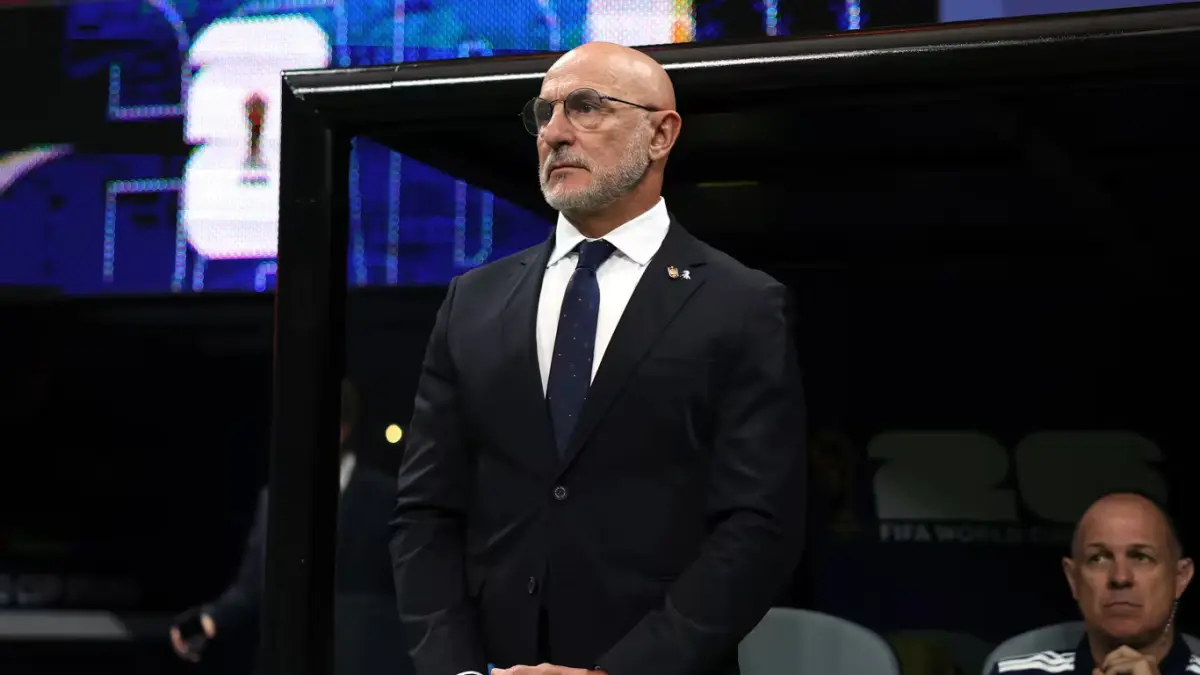 MENGAWASI PERTANDINGAN: Luis de la Fuente ketika Spanyol Menghadapi Tanjung Verde di Fase Grup Piala Dunia 2026 (Sumber: FIFA).