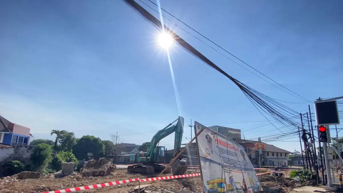 MULAI BERJALAN: Kondisi proyek Simpang Patih sudah memasuki tahap perataan tanah kemarin (16/7).