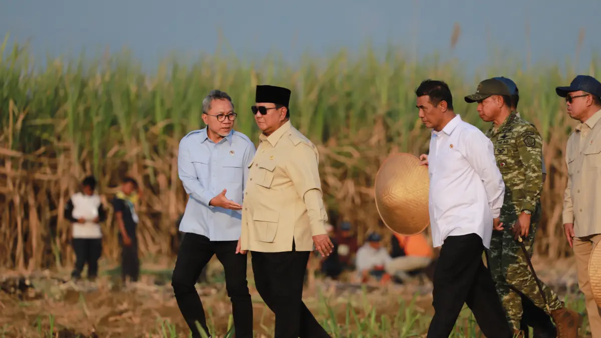 OPTIMISTIS: Prabowo Subianto saat datang ke kebun tebu dekat Lanud Abdulrachman Saleh Malang kemarin (17/7). Foto: Pentak Lanud Abdulrachman Saleh