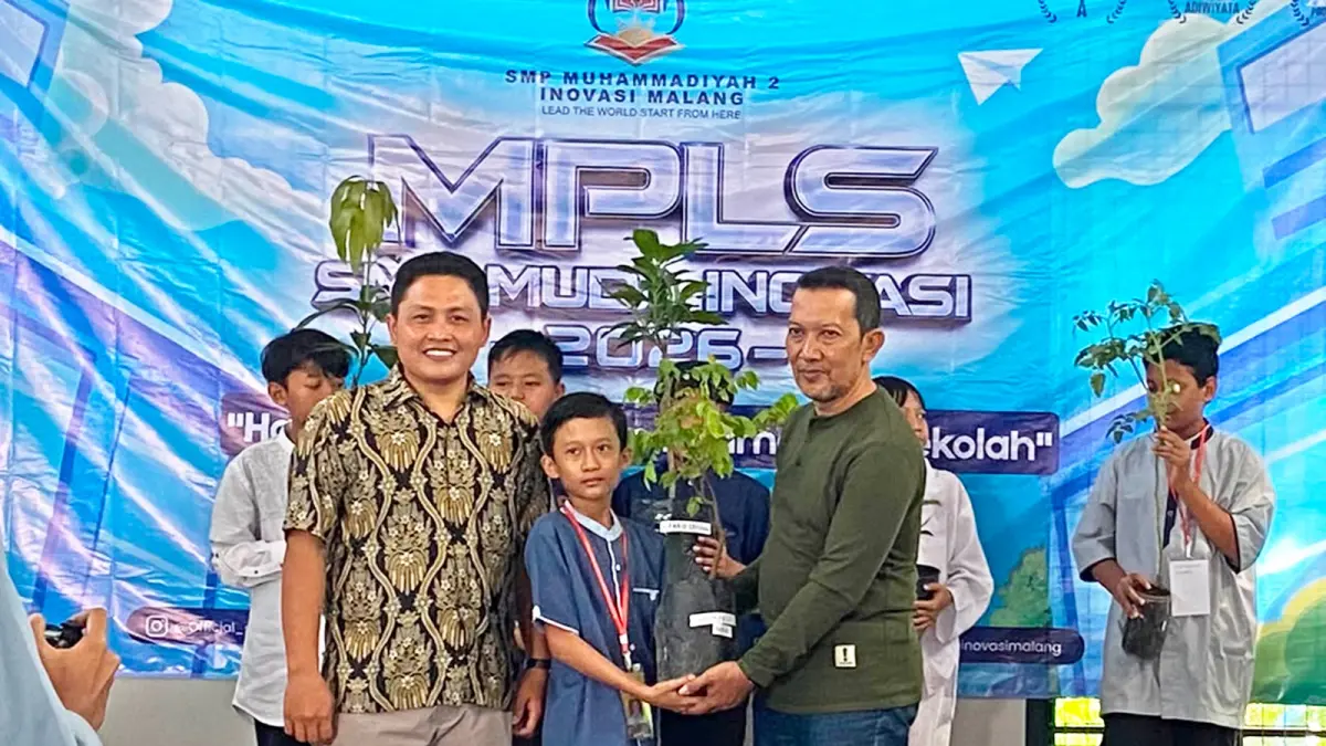 PEDULI LINGKUNGAN:&nbsp;Siswa baru SMP Muhammadiyah 2 Inovasi (tengah) memberikan sumbangan bibit tanaman untuk warga sekitar sekolah.