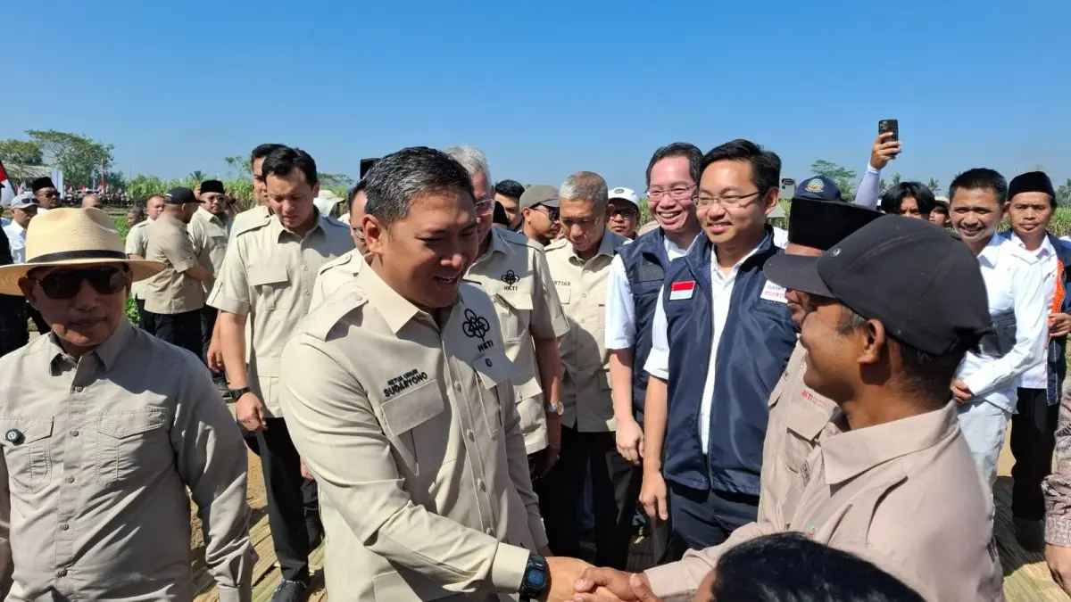 PEDULI PETANI: Wamentan RI Sudaryono menyalami para petani yang tergabung dalam HKTI di Desa Pandanmulyo, Kecamatan Tajinan kemarin (17/7).
