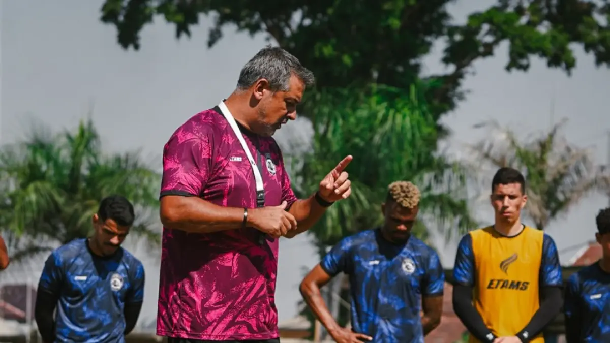 Pelatih Kepala Marcos Santos Pimpin Latihan di Pakis Malang. (Sumber: Instagram/@aremafcofficial)