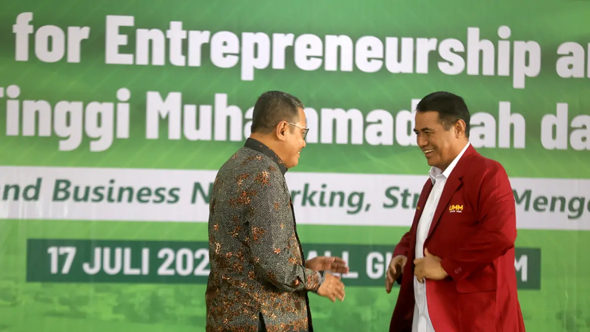 SAMPAIKAN PERKEMBANGAN: Rektor UMM Prof Dr Nazaruddin Malik SE MSi (kiri) menyambut Menteri Pertanian RI Dr Ir H Andi Amran Sulaiman MP di GKB 4, UMM kemarin (17/7). (Darmono/Radar Malang)
